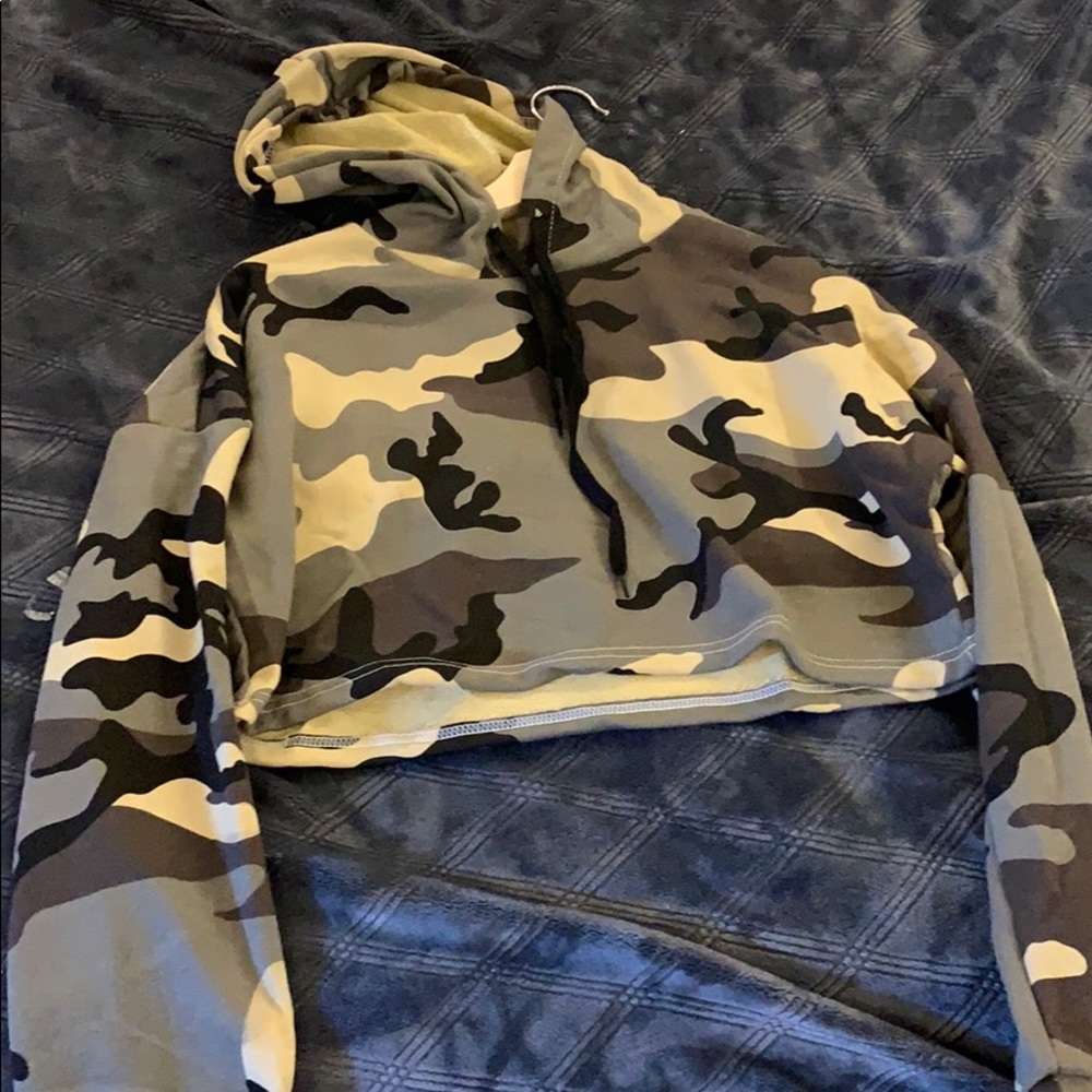 Cropped camo hoodie